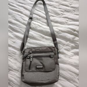 Baggallini cross body/shoulder bag, gray, excellent condition, 4 zip pouches